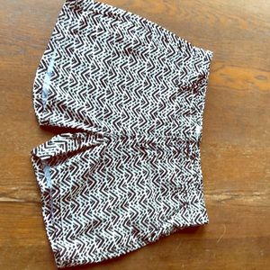 Shorts with black design